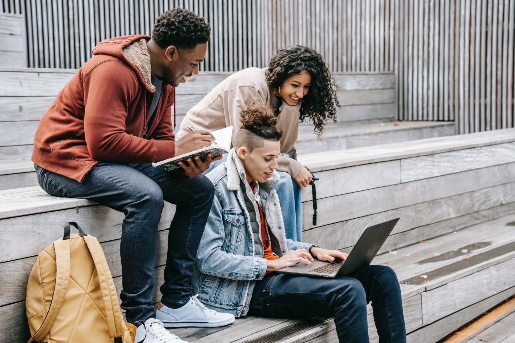 Studenten op de trap (foto van Keira Burton via Pexels)